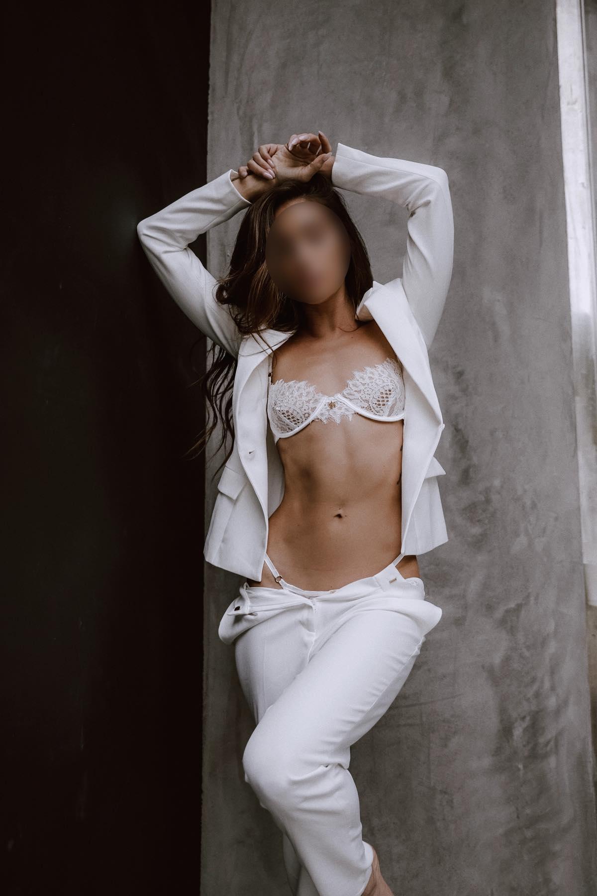 Проститутка Оля Брюнетка c 1 размером груди у метро Гостиный Двор СПб Фото - 3