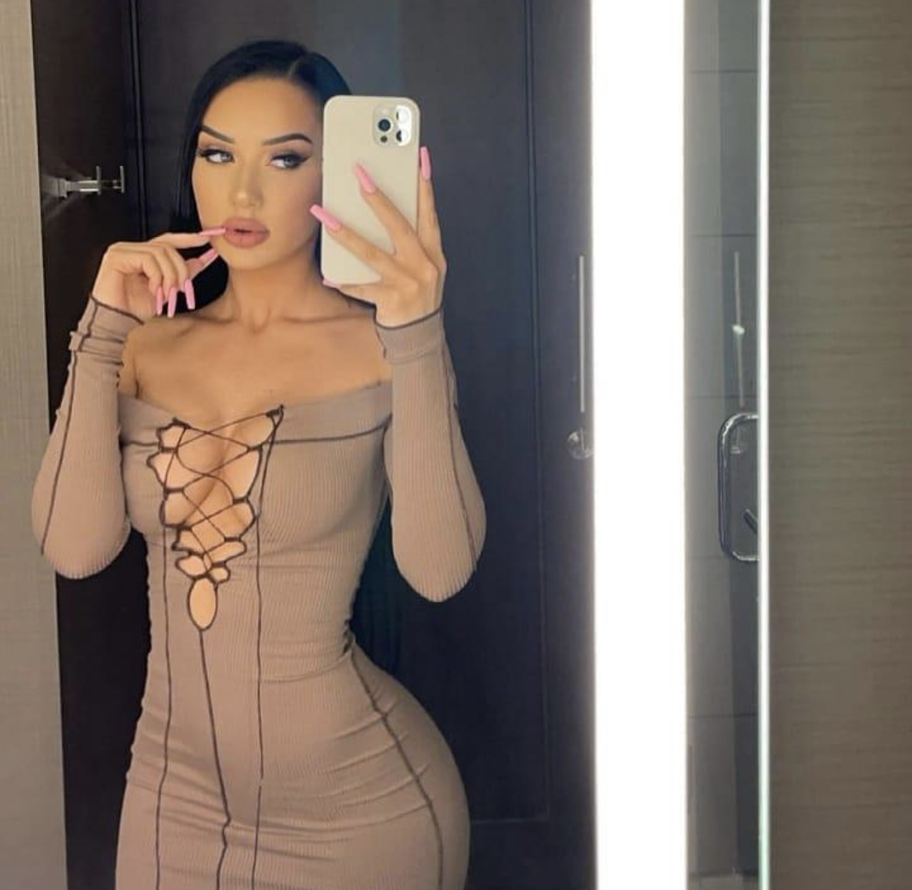 Шлюха индивидуалка Милана Брюнетка c 3 размером груди у метро Горьковская Питер Фото - 5